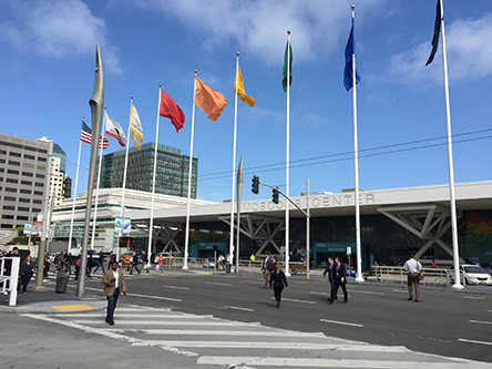 会場となるモスコーニセンターの外観